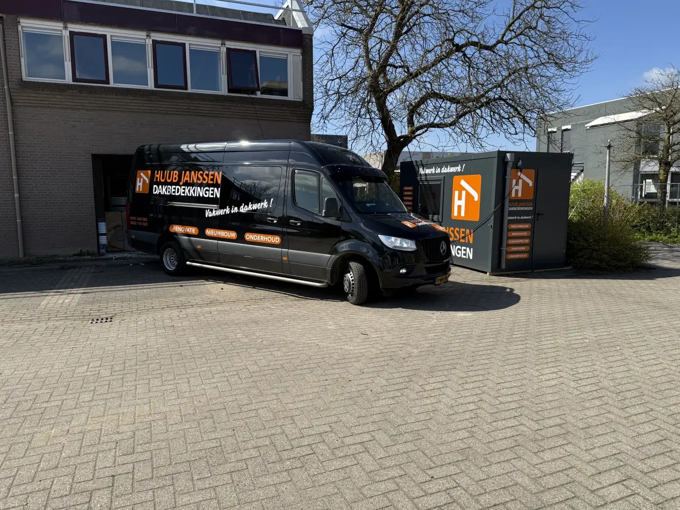 Bedrijfsbus van Huub Janssen Dakbedekkingen voor de werkplaats in Beuningen
