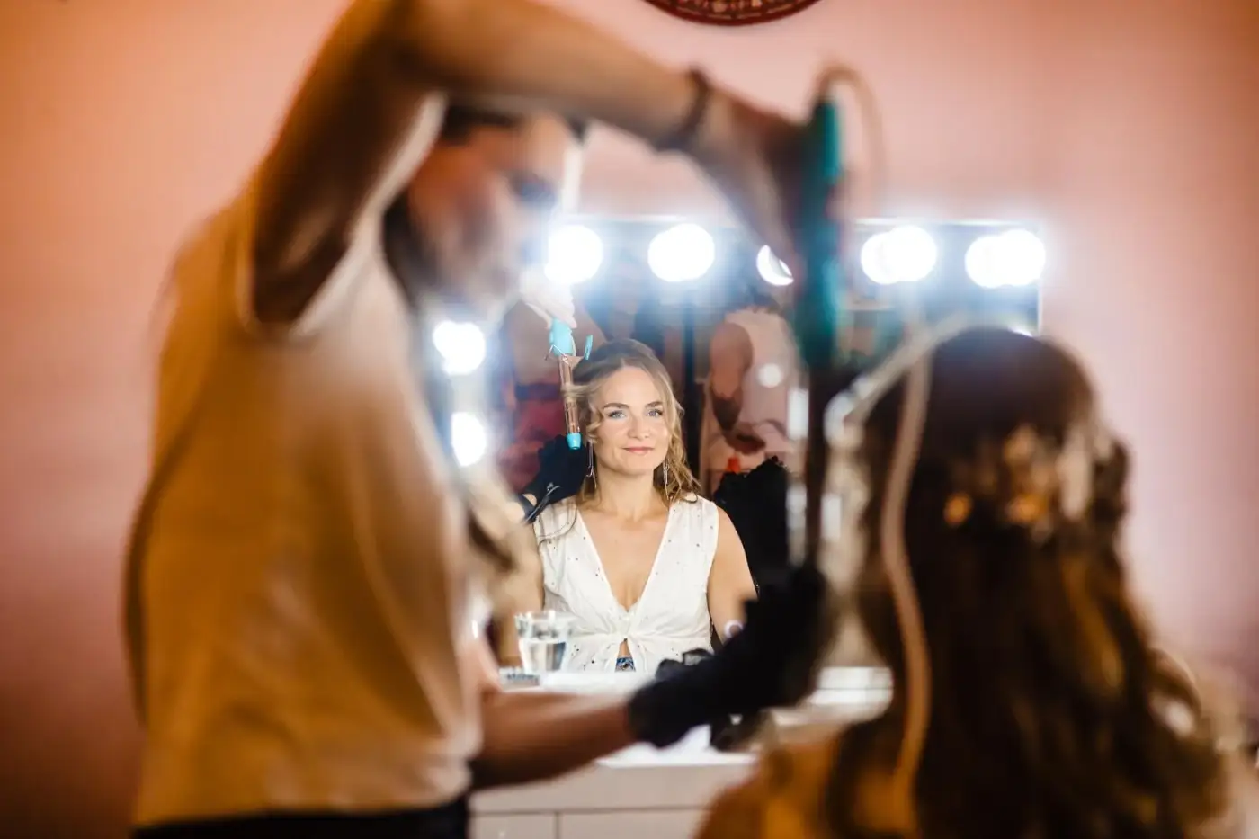 Bruid wordt gestyld bij Ylv Hairstyling in Wijchen